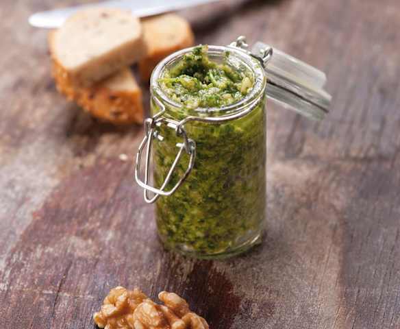 Pesto z orzechów włoskich i rukoli