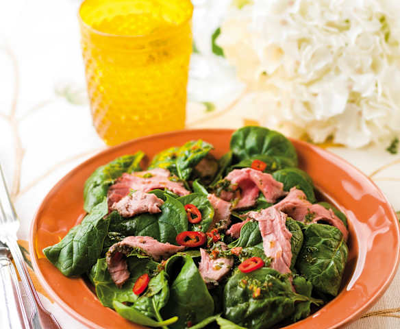 Salada de rosbife com molho de malagueta e coentros