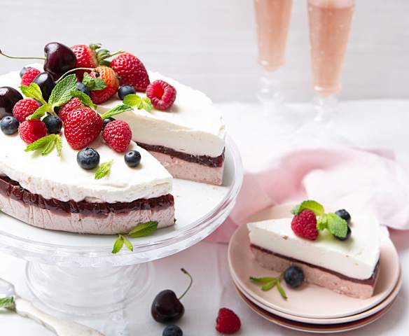 Tarta de queso con cerezas y fresas