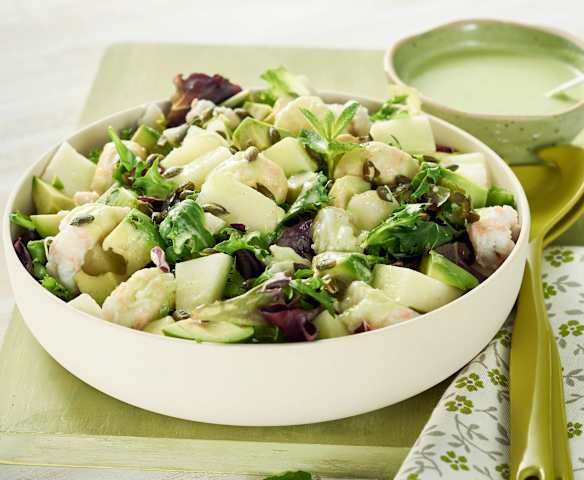 Ensalada verde con melón, aguacate y cigalas