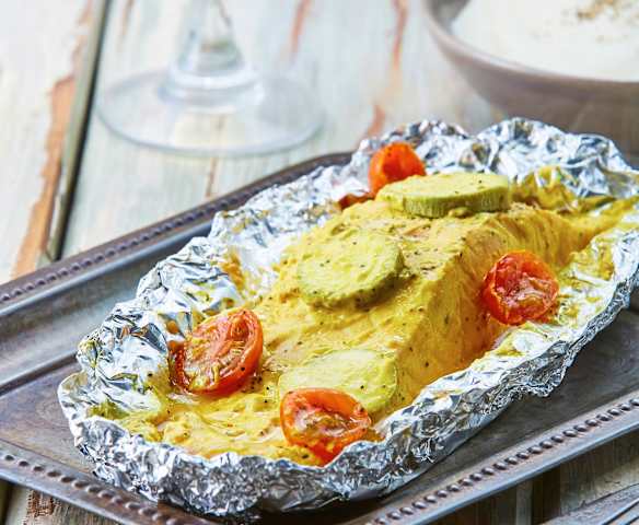 Salmón al vapor con verduras de verano