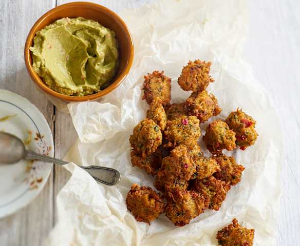 Pataniscas de frango com dip de abacate e grão