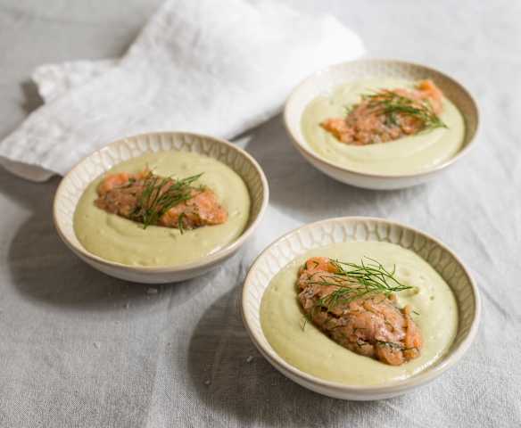 Avocadokaltschale mit Räucherlachsverhackertem