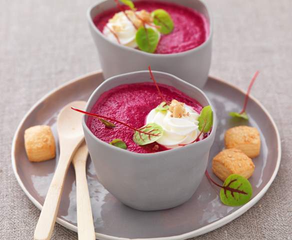 Gazpacho di barbabietola con formaggio di capra e noci
