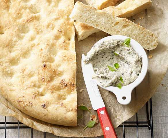 Focaccia z pastą serową z oliwkami