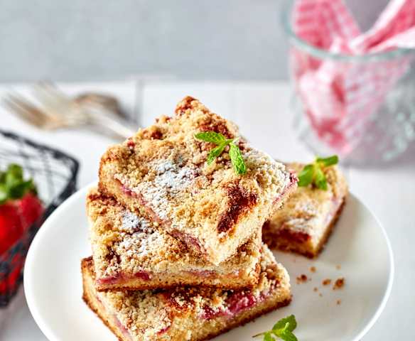 Erdbeer-Blondies mit Macadamianuss-Streuseln