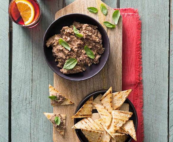 Crispy bread with tapenade