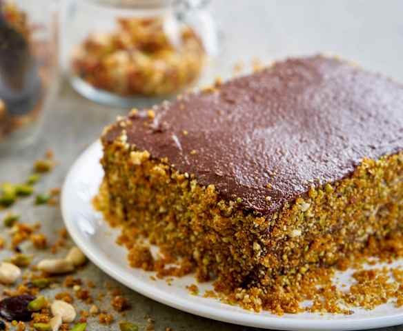 Bolo de chocolate e avelã com praliné