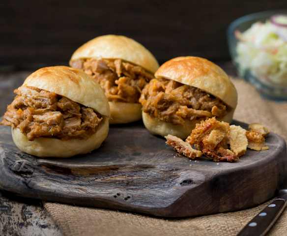 Slow-Cooked Pulled Pork with Steamed Buns Slow-Cooked Pulled Pork with Steamed Buns