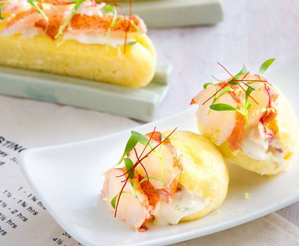 龙虾海鲜沙拉配牛油面包