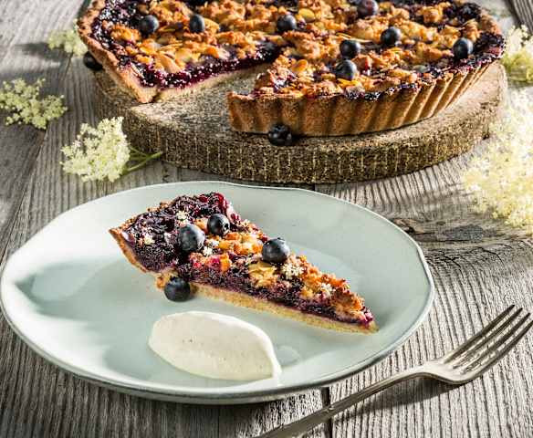 Heidelbeer-Mandeltarte mit geeister Holunderblütencreme