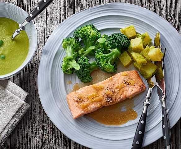 Menu com creme de ervilha e gengibre, salmão com limão, brócoli e batata