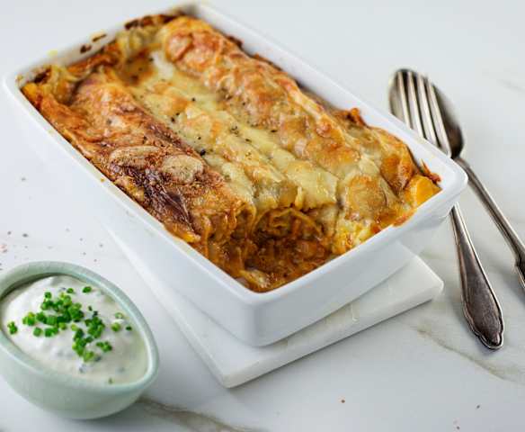 Gefüllte Palatschinken mit Schnittlauchsauce