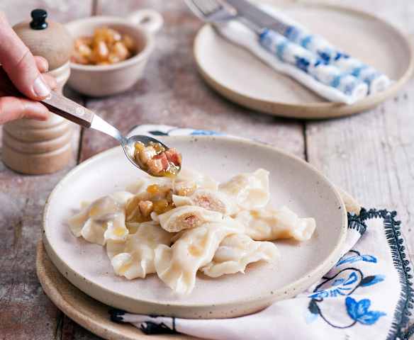 Pierogi z farszem z surowych ziemniaków i boczku