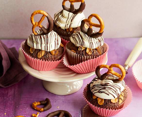 Schoko-Erdnuss-Cupcakes mit weißer Schokocreme