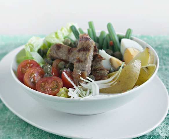 Bol de ensalada niçoise con entrecot