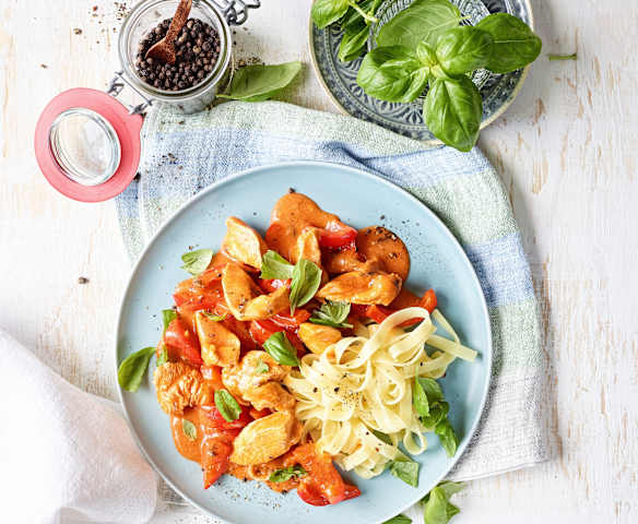 Paprika-Hähnchen-Geschnetzeltes zu Bandnudeln