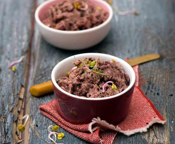 Pasta z czerwonej fasoli z czarnuszką