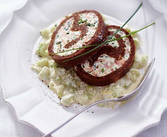 Krabben-Roulade im Pumpernickel-Mantel mit Schmand-Gurken-Ragout
