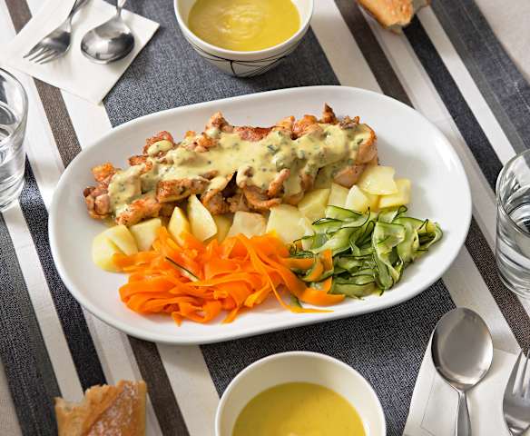Menú para dos: Crema de verduras. Pollo con salsa suprema