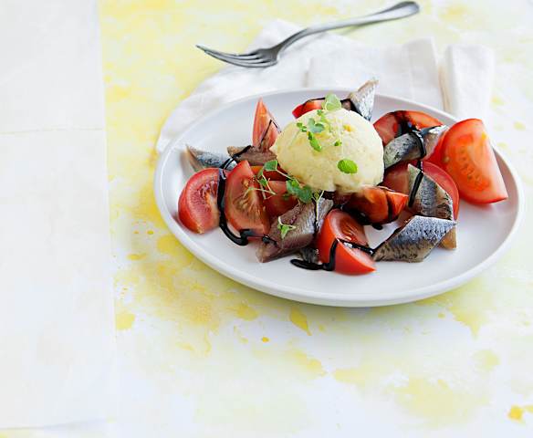 Ensalada de tomate y sardina ahumada con helado de aceite de oliva