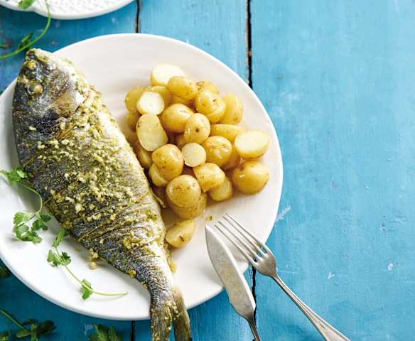 Dourada recheada com pesto de coentros