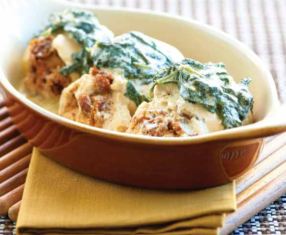 Bifes de frango recheados com tomate seco e mozarela de búfala com molho de espinafres