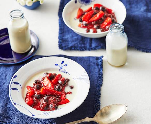 Erdbeer-Heidelbeer-Grütze mit Holundersauce