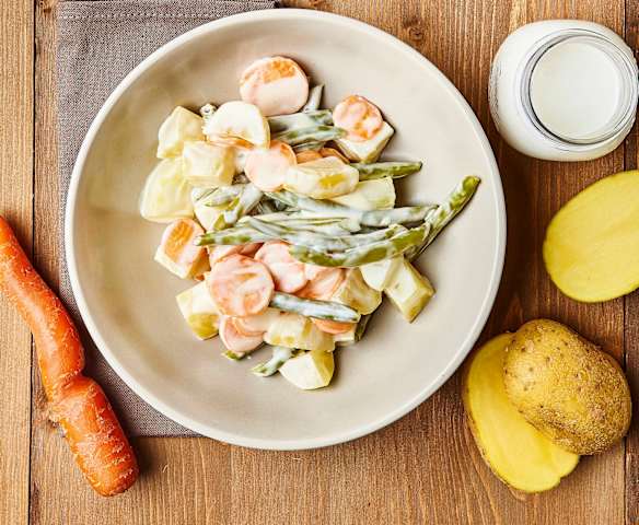 Insalata tiepida di verdure con condimento alla senape