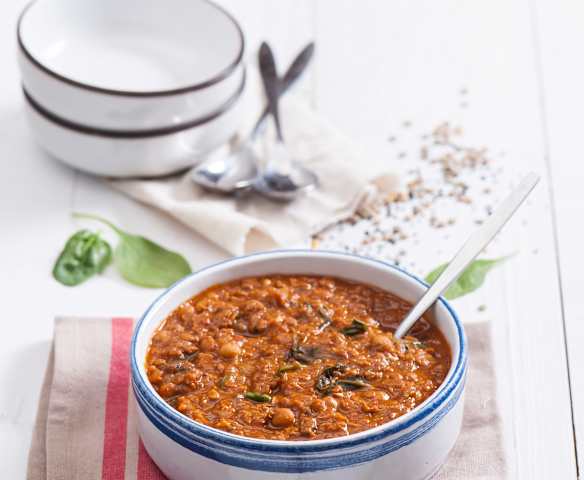 Strączkowy gulasz z czarnuszką i szpinakiem