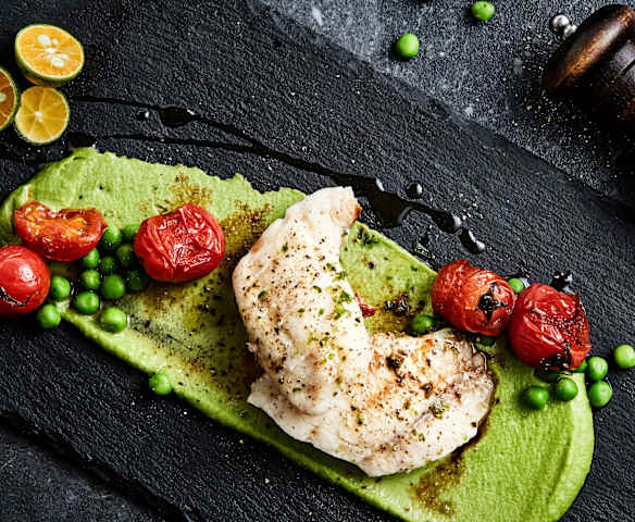 清蒸红鲷鱼配豌豆泥及小番茄