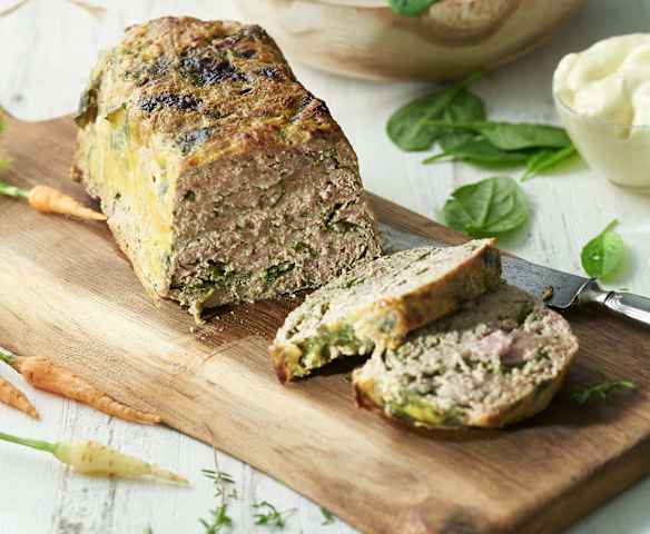 Terrina de ternera, salchichas y espinacas
