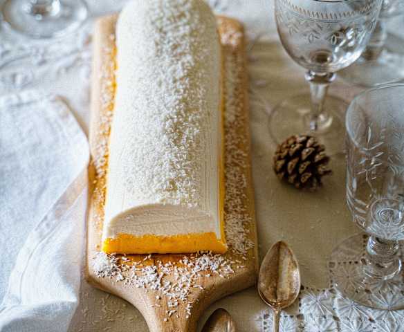 Bûche glacée à la noix de coco et à la mangue Bûche glacée à la noix de coco et à la mangue