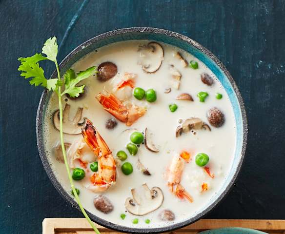 Kokossuppe mit Garnelen