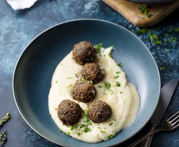 Boulettes lentilles-champignons, purée de chou-fleur, sauce à la moutarde