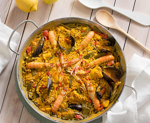 Paella mixta rústica