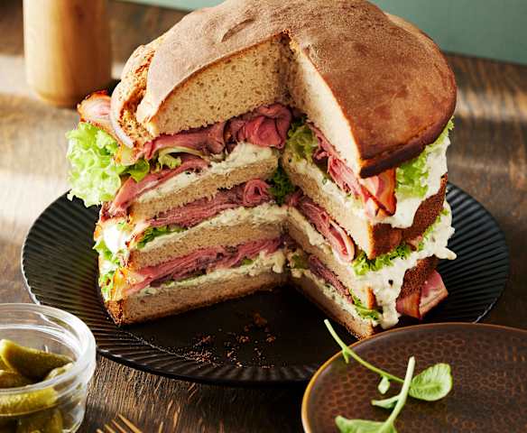 Mini-Brottorte mit Roastbeef und Senfcreme Mini-Brottorte mit Roastbeef und Senfcreme
