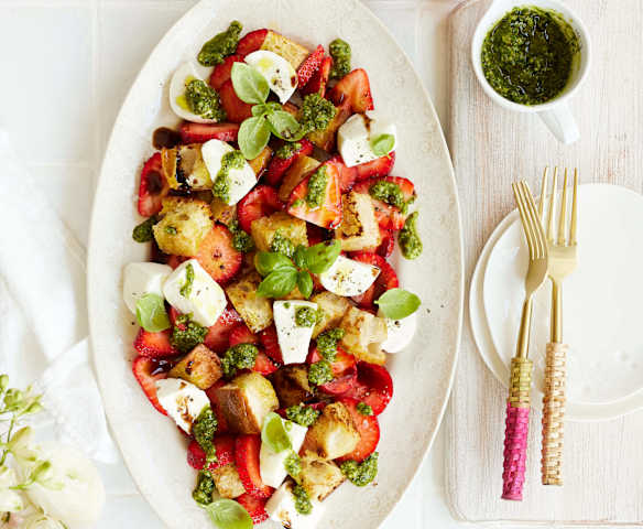 Erdbeer-Caprese mit Pistazienpesto Erdbeer-Caprese mit Pistazienpesto