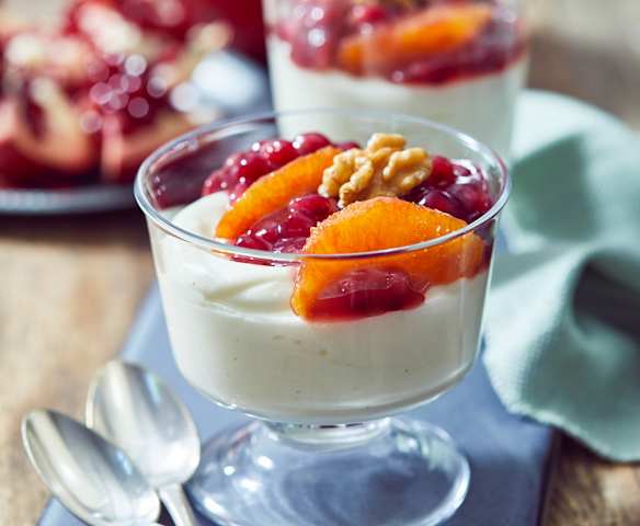 Schmandmousse mit Orangen-Granatapfel-Kompott