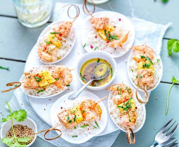 Minibrochettes de saumon, ananas et crevette