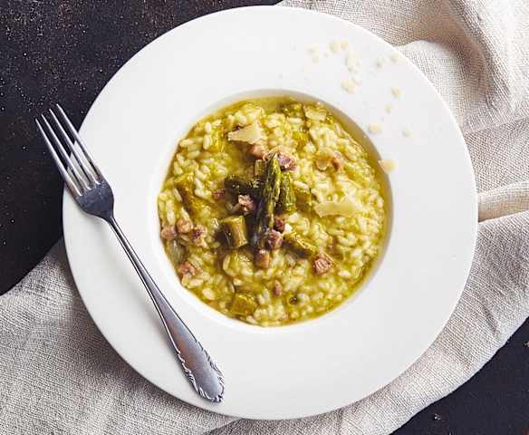 Risotto cremoso agli asparagi e pancetta
