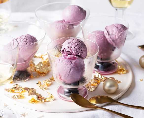 Helado de vino con arándanos