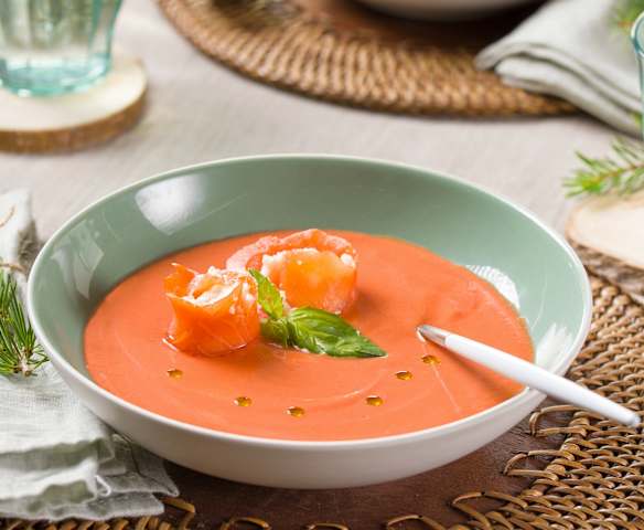 Sopa fría de tomate y albahaca con rollitos de salmón