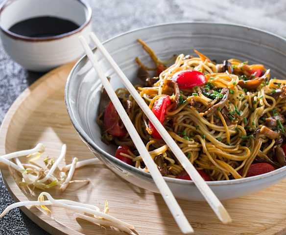 Noodles con setas, brotes de soja y tomates cherry para dos