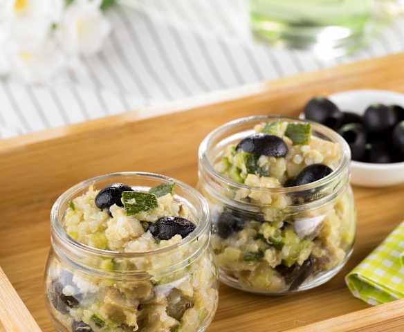 Insalata di quinoa, zucchine e seitan in vasetto