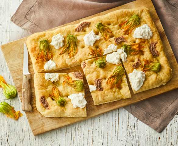 Focaccia con fiori di zucca e burrata