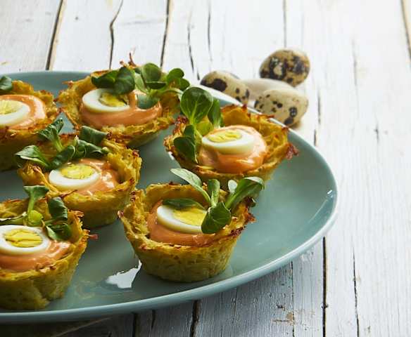 Nidi di patate con uova sode in salsa rosa