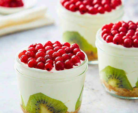 Dessert allo yogurt greco e frutta fresca