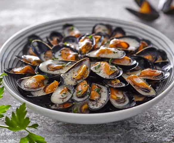 Mussels with crème fraiche and herbs (Mouclade)