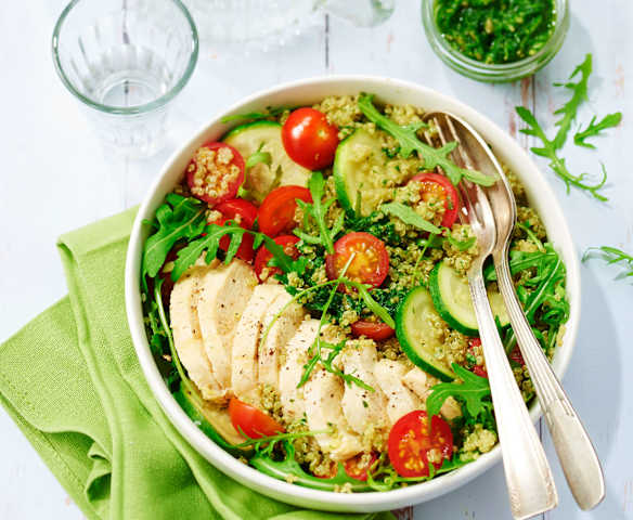 Salade de quinoa au poulet et pesto de roquette